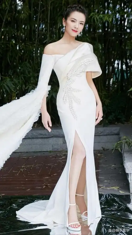 刘涛晒多张健身照穿背心配鲨鱼裤秀马甲线素颜出镜也好看