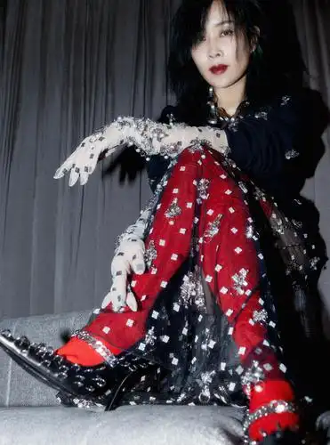 那英罕见更新动态,立体绣花透视纱裙配红色长靴,53岁秀性感|那英|长靴
