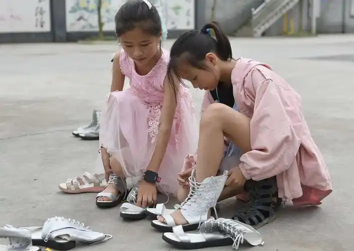 女孩子到底爱美一些,也要能干一点,很快就找到称心合意的凉鞋.