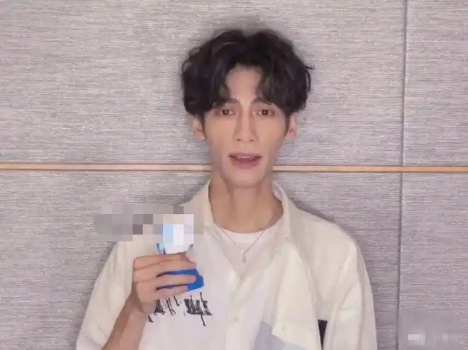 罗云熙近照曝光脸颊干瘪再次被指瘦脱相网友直呼太吓人