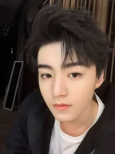 今日分享王俊凯自拍合集