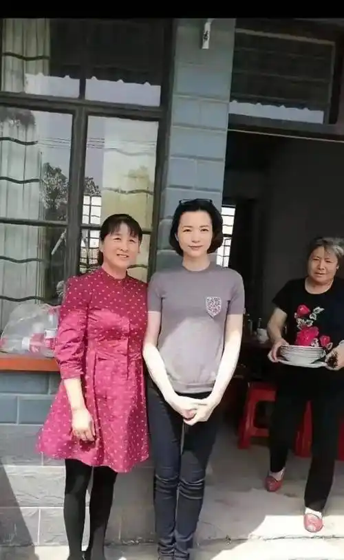 路人拍到的董卿,即使不包装纯素颜,也还是比素人要漂亮有气质!