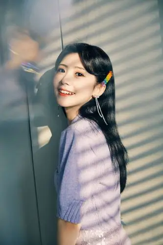 赖美云紫色毛衣甜美写真图片