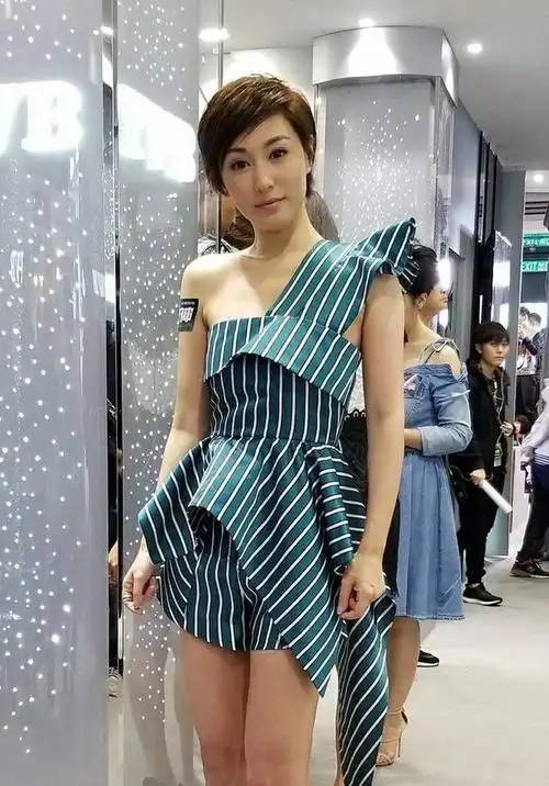 有一种美叫做刘心悠变老,奔四的年纪却还这么嫩,就是发型有点土