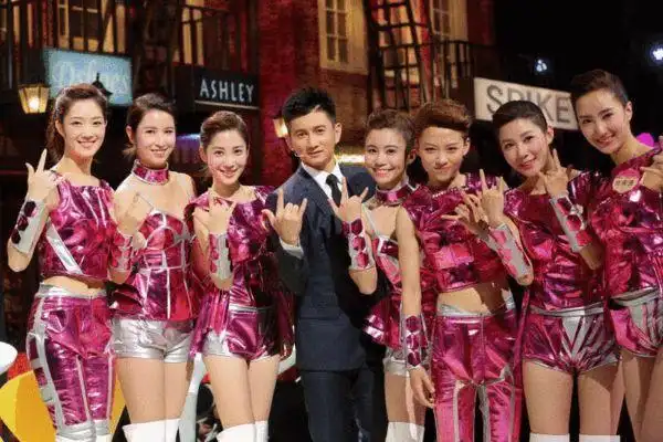 蜜蜂少女队吴奇隆队再放大招 赵婉婷形象多变