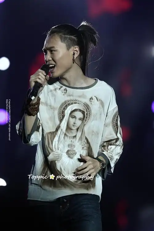 第三季好声音的首站演出锁定三亚沙滩音乐节晒晒好声音学员们晚会上倾