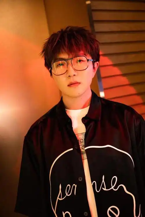 组图:毛不易新浪扫楼送龟苓膏黑芝麻 电梯间大片曝光