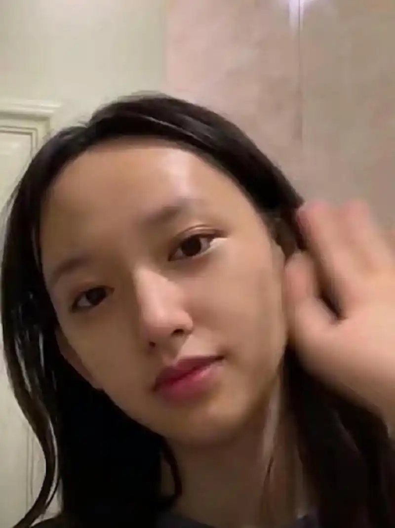 组图:程潇直播卸妆纯素颜出镜 前后差别小皮肤白净惹人羡