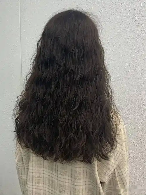 春节前发型别乱烫,烫发就选"波纹烫"_卷发_风格_头皮