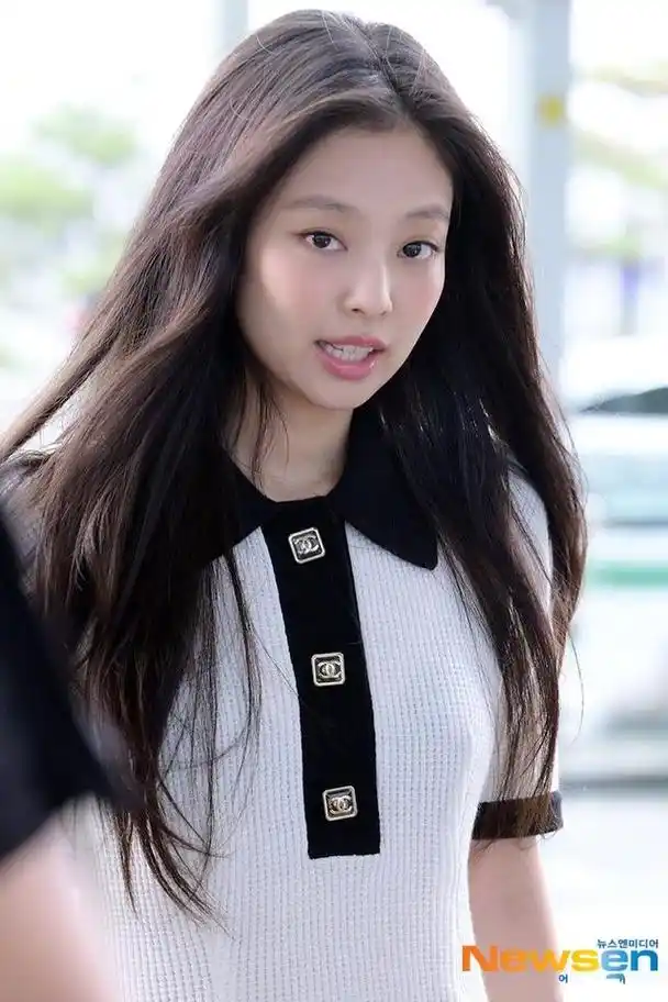 近日,blackpink的成员jennie身着黑白polo裙现身机场,前往法国巴黎