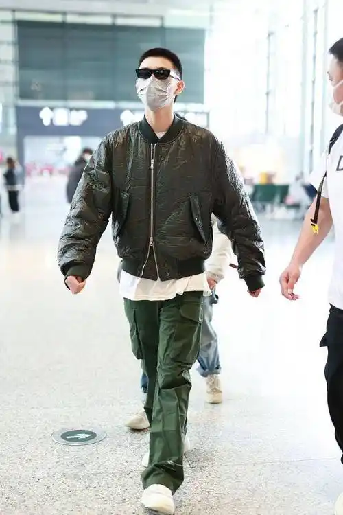 2022年1月30日,上海,陈飞宇机场街拍.