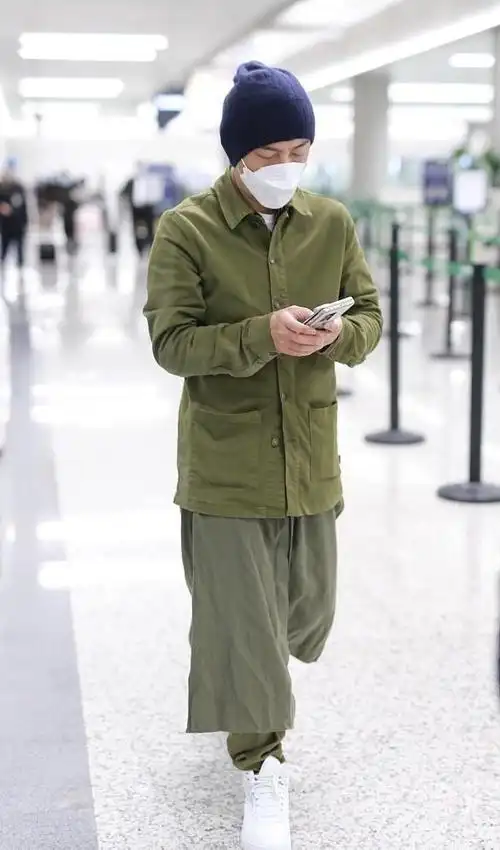 张卫健穿面包服似小巨人夹克里面套件卫衣这是有多怕冷