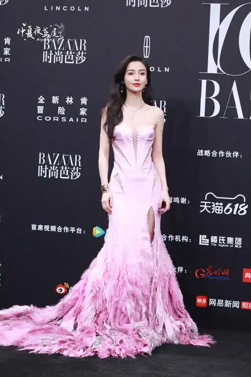 angelababy粉色抹胸羽毛裙##angelababy红毯从来没有失手过##今日星