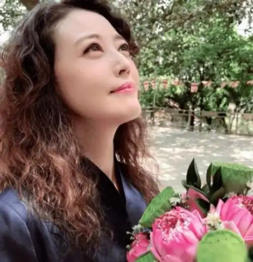 周海媚:57岁独居北京,不结婚不生子,坦言不需要男人碍手碍脚