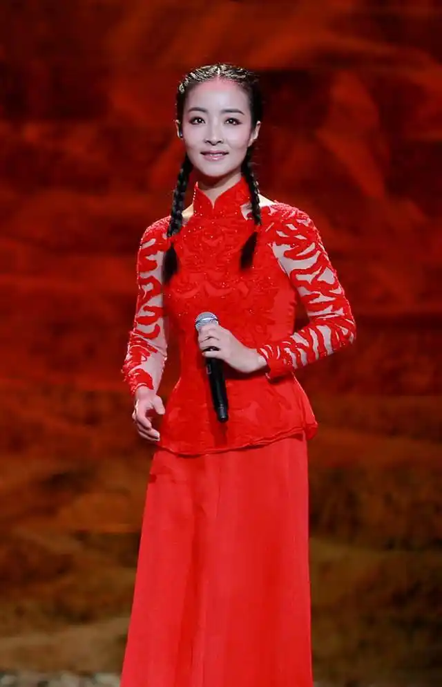 王小妮气质出众更有魅力,歌声不输王二妮,气质身材都比姐姐好