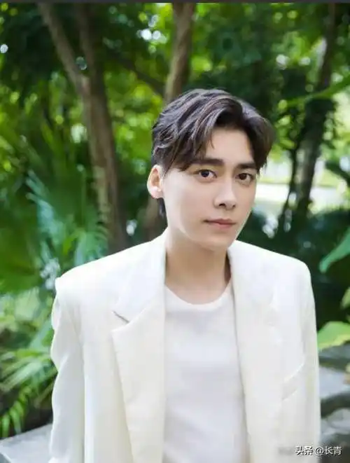 李易峰与金晨,甜蜜旅行,联手创业生活美滋滋.