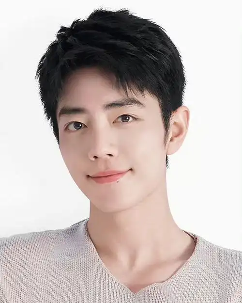 整理相册被帅了一脸 端正又特别有精气神 清爽干净  肖战最帅证件照