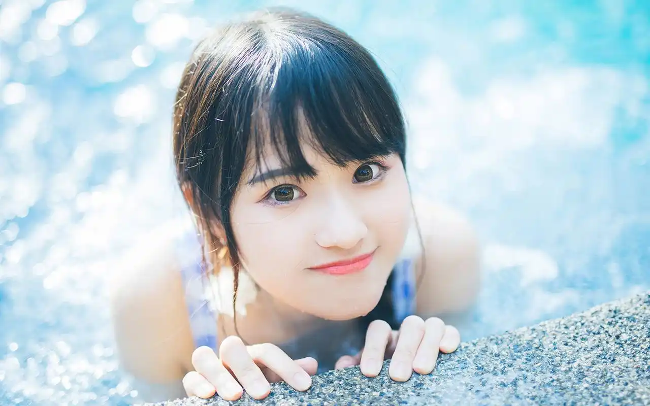 小清新泳装美女清纯唯美高清桌面壁纸