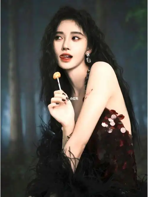 鞠婧祎露背装写真虽迟但到