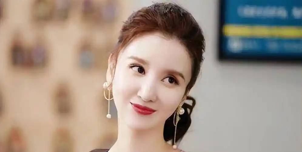 张萌:曾是环球小姐冠军,嫁富豪丈夫后变成事业女性,如今怎样了_吕超