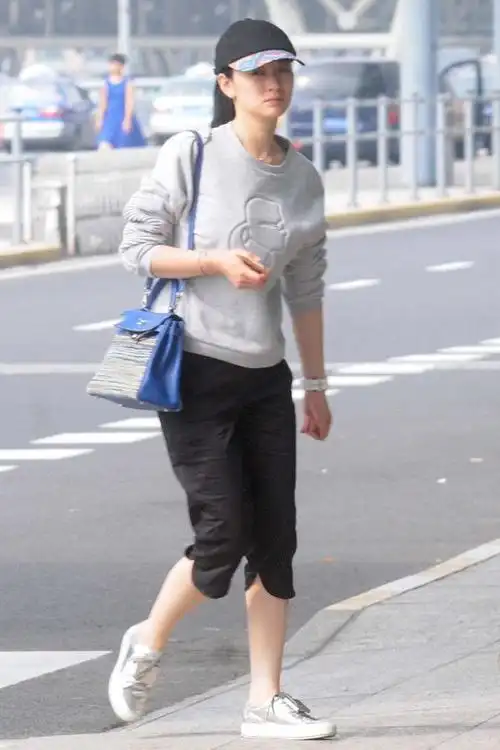 李小冉直接素颜走机场要身材有身材皮肤还白还是20岁少女状态