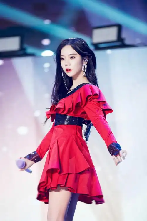 张紫宁红裙美艳性感写真图片