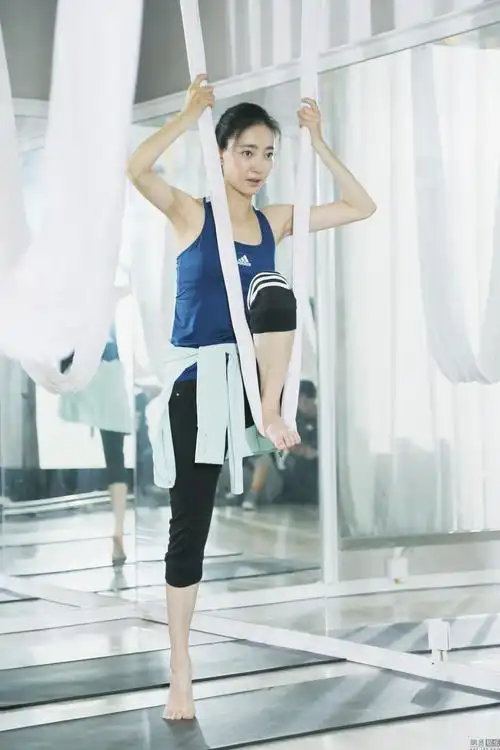 王丽坤健身照曝光空中瑜伽展柔韧度