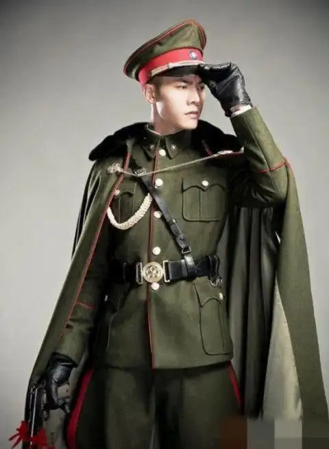 陈伟霆本人就给人一种很霸气的感觉,穿上军装之后也是十分的严肃