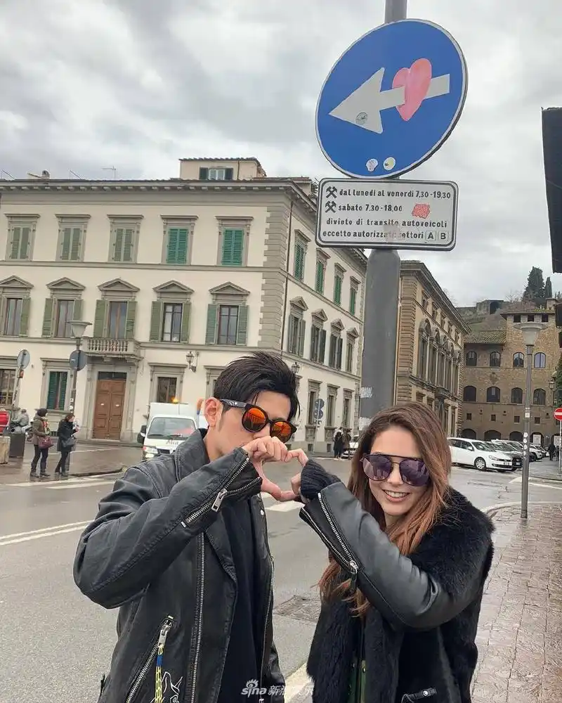 情人节虐狗!昆凌晒合照 周杰伦刮胡子后年轻十岁