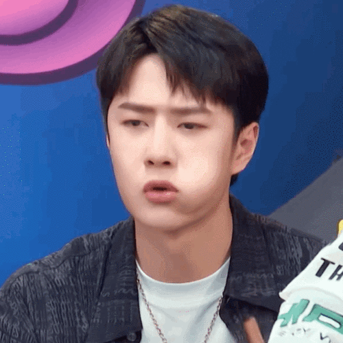 王一博吃苹果吃出奶膘,太可爱了,网友都说好想捏一捏