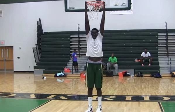 如果说博班,戈贝尔要站扣都是稍显勉强的话,塔克·法尔则是不