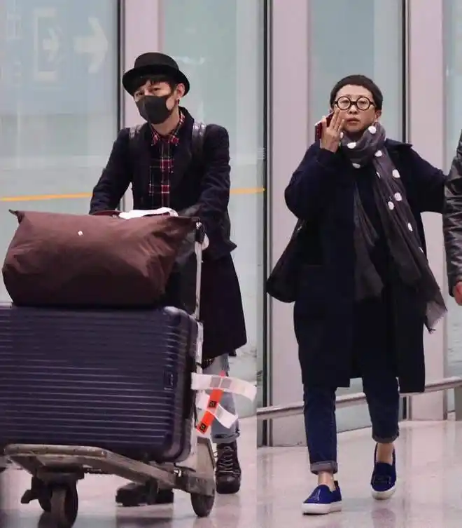 何炅与绯闻女友王菁深夜聚餐 帮开车门超贴心