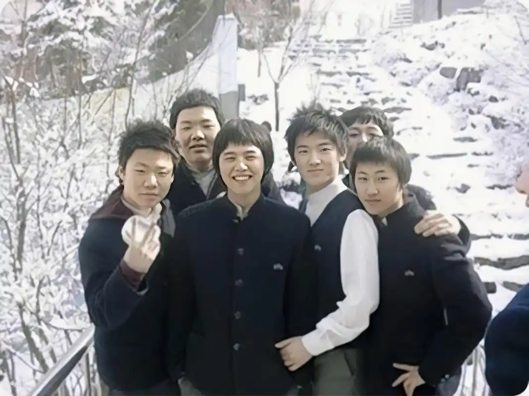 一起回顾权志龙学生时期的照片,从小就很有魅力的gd!