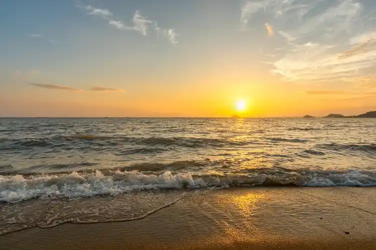 在海边吹着风,看着海浪一次又一次的打在脚下,太阳也升得越来越高