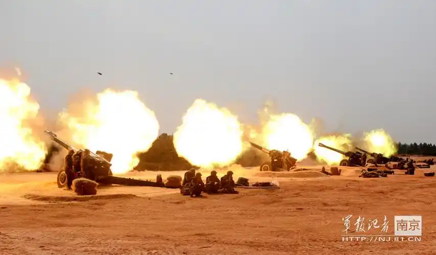 解放军重炮真是凶猛 一开炮火焰冲天!