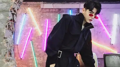 紧跟时尚潮流争做炫酷嘻哈潮男