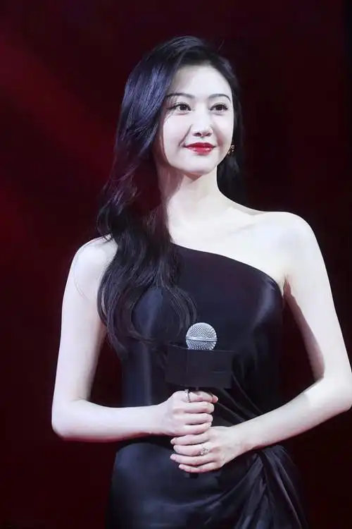 景甜美貌被高估了?最新生图脸肿法令纹明显,网友:皮肤白加分了