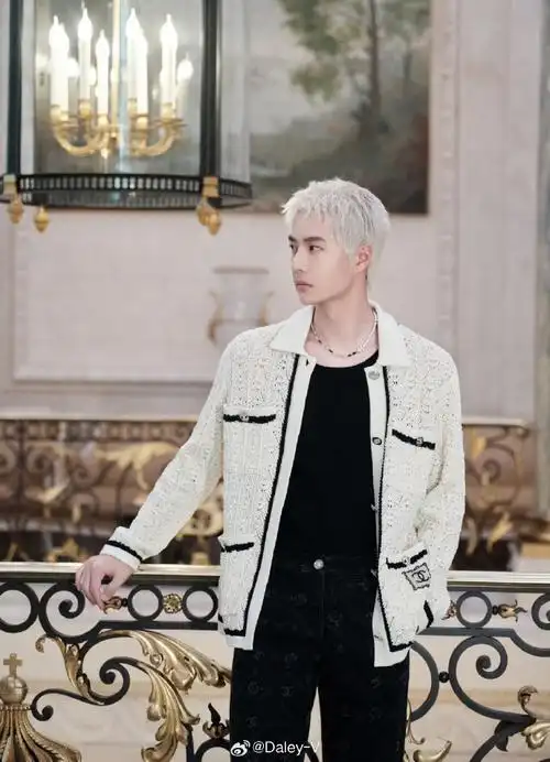 王一博 香奈儿##王一博米白色针织外套