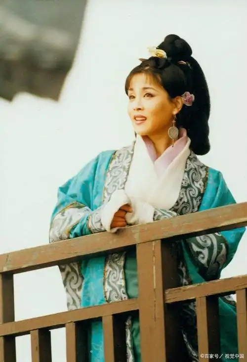 李建群,一位曾经风靡荧屏的女演员,也是一位才华横溢的服装设计师.