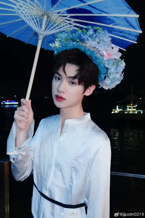 黄明昊撑伞簪花氛围感##justin撑伞簪花氛围感