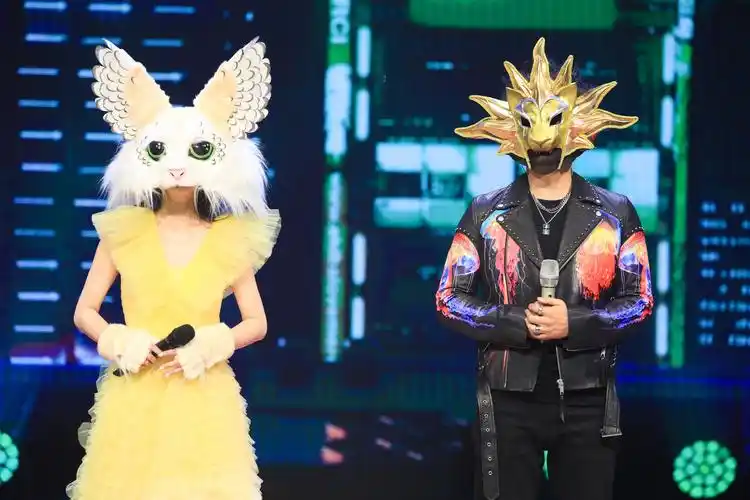 蒙面唱将猜猜猜三栖女神惊艳登场猜评团齐秀螃蟹舞