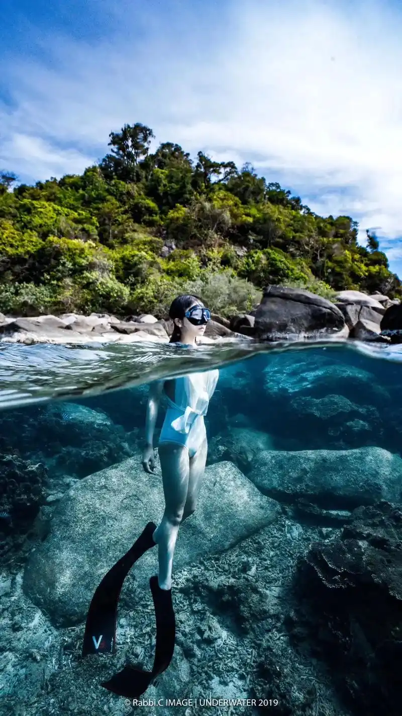 自由潜 #潜水女孩 #水下摄影  好想下海 怀念19年考四 - 抖音