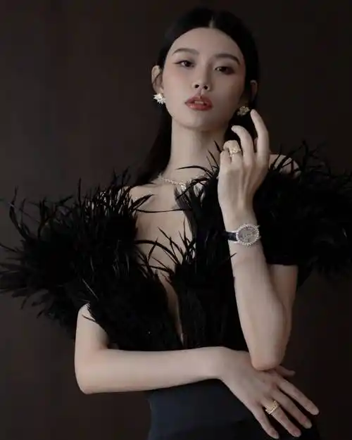 奚梦瑶黑色礼服造型优雅魅力 点缀珠宝知性贵气_写真_女性_色调