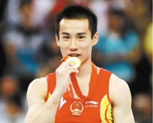 奥运冠军因女友诈骗5800万,被牵连退役,销声匿迹8年如今成大校_肖钦