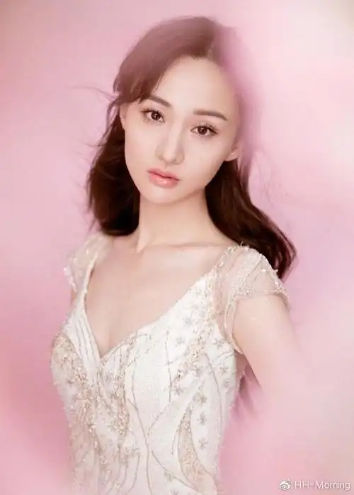 郑爽罕见露事业线,双十一晚会穿白色礼服献唱,宛如仙女下凡