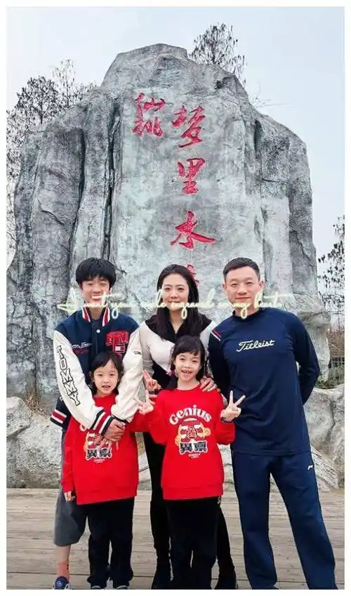 这个全家福照片展示了杨威一家幸福融洽的生活.