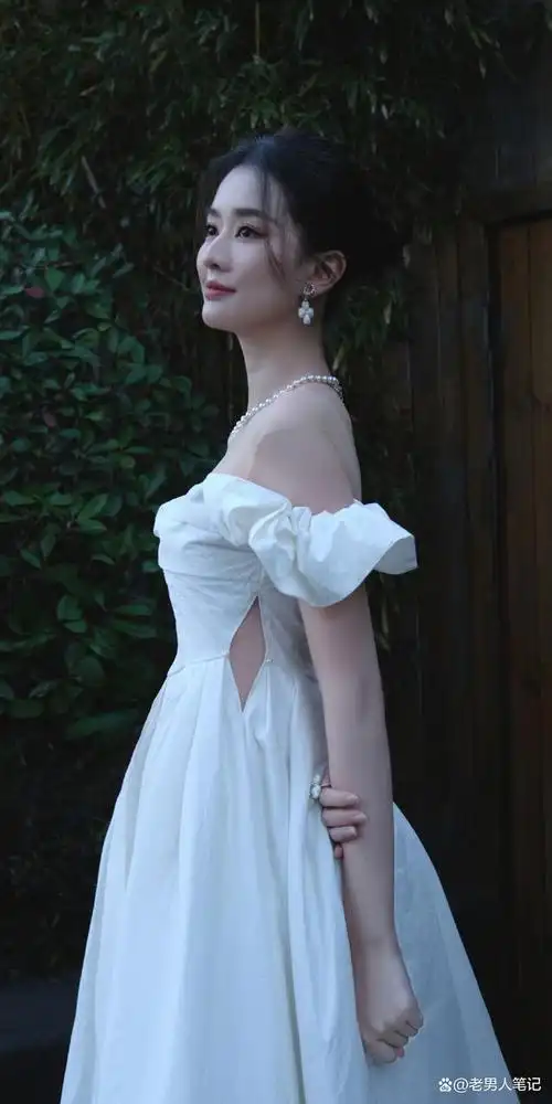 乔欣春日纸巾婚纱写真,一袭白色一字肩纱裙,是一眼沦陷的感觉