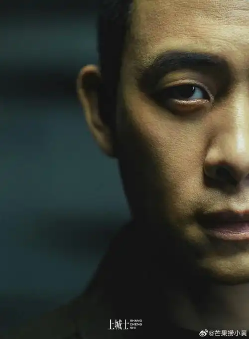 张译的眼睛会讲故事,眼神太有戏了每一张写真都极具故事感,谁看了不说