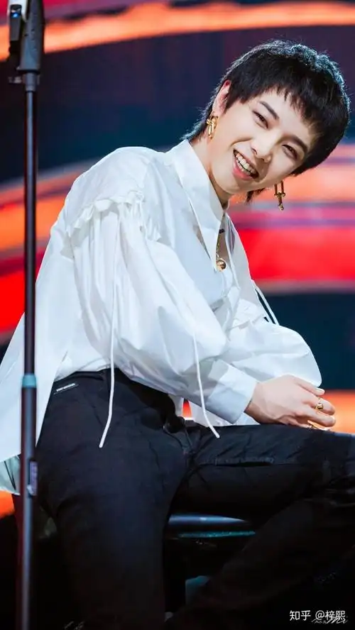 有哪些好看的华晨宇照片无水印的