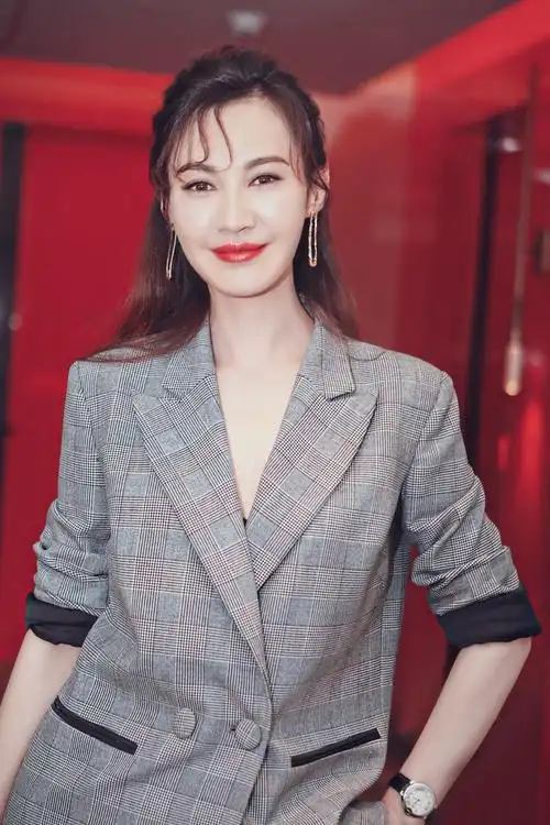 女演员林雪真显年轻,42岁身材完美苗条,看来女人不锻炼真不行